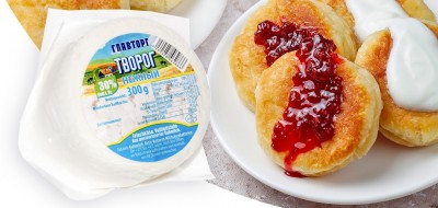 Syrniki – russische Quarkpfannkuchen mit Erdbeeren